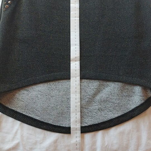 Skirt new with pockets and gold zippers, size L