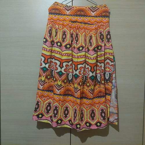 Vintage midi colorful skirt with rips like new, size Medium/Large