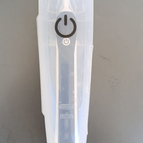 Oral B Pro 3756 electric toothbrush like new with charger and travel case