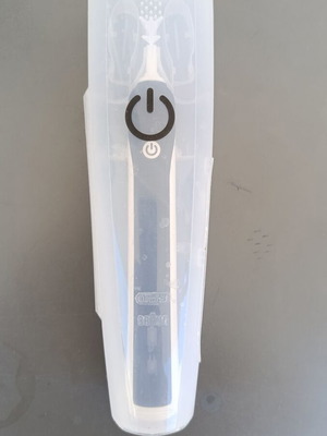 Oral B Pro 3756 electric toothbrush like new with charger and travel case