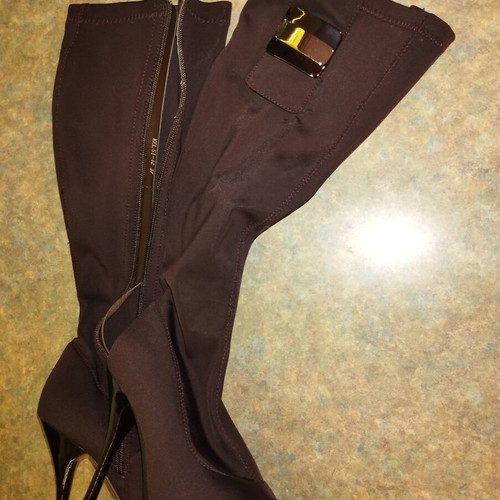 Boots like new with high heel and buckle design size 37