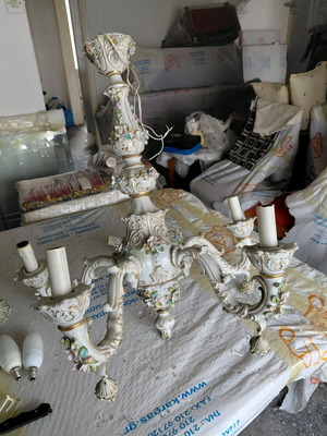 Πολύφωρο ιταλικής πορσελάνης ροκοκό μεταχειρισμένο με ανάγλυφα λουλούδια