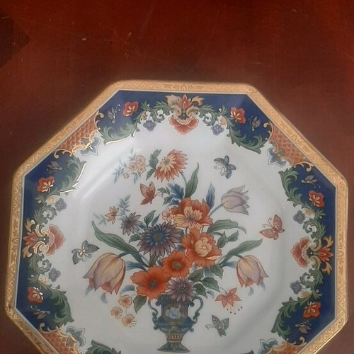Japanese floral plate like new with vase and flower designs