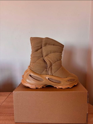Yeesy boots size 43 new