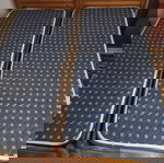  2 κρεβάτια μονά μαζί με τα στρώματα, 2 κομοδίνα, 1 καθρέπτης κ τουαλέτα συρταριερα