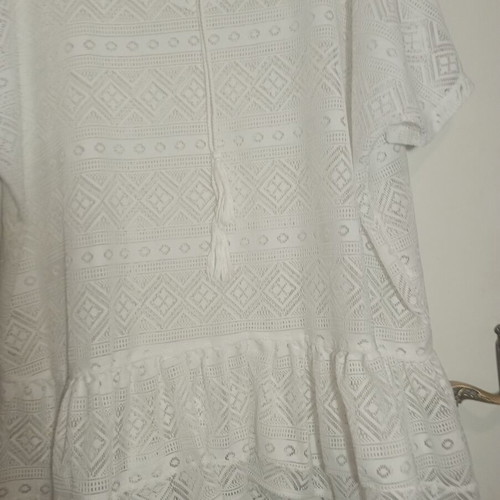 White kaftan like new with light ruffle hem and loose sleeves