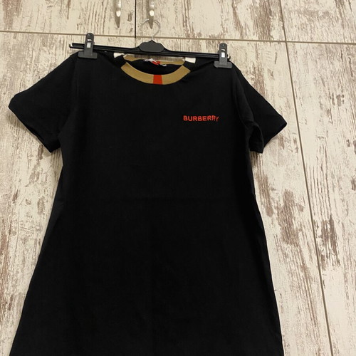 Burberry black T-shirt size M with icon stripe collar, like new