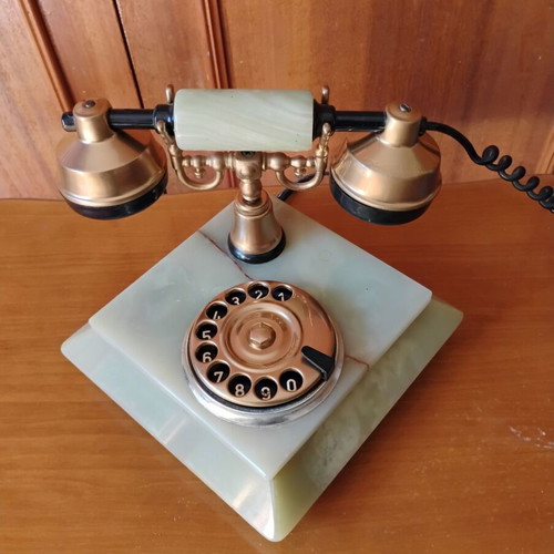 Onyx telephone like new