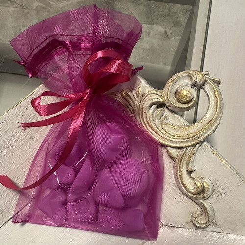 Wax melts made of plant-based wax with coconut scent