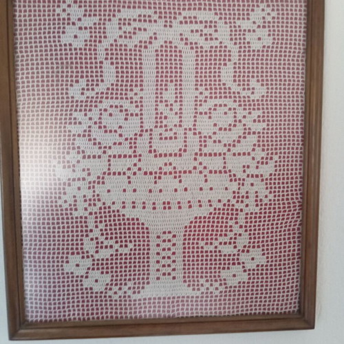Crocheted framed art set like new, three sizes
