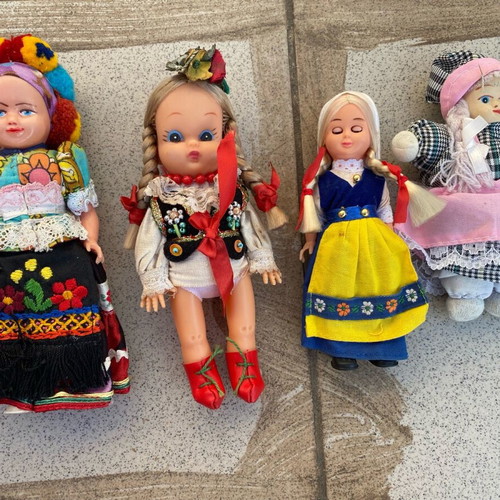 Dolls with traditional costumes used