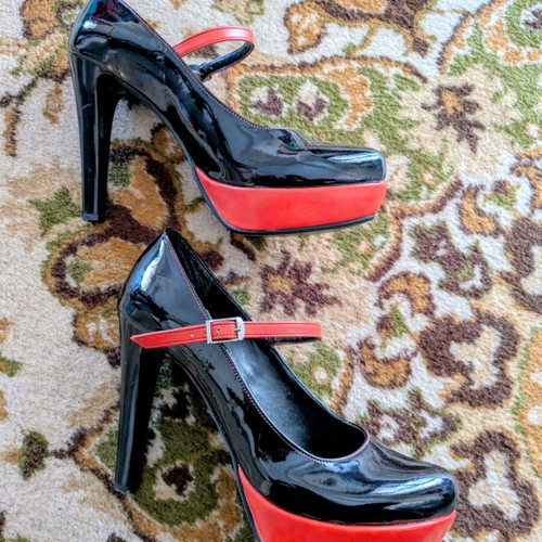 Pan Pan Shoes luxury black patent leather pumps with red details like new