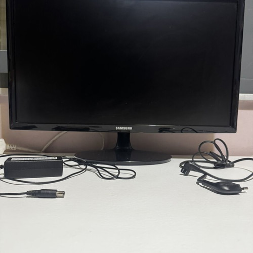 Samsung S24D330H 24” Full HD Monitor, like new