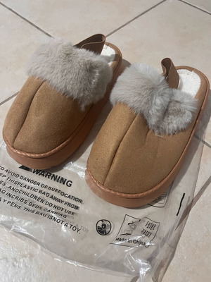 Beige outdoor fuzzy slippers, size 37