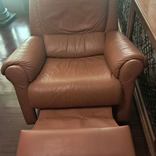 Reclining leather armchair used with automatic mechanism and swivel