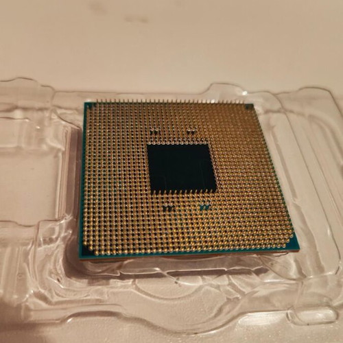 AMD Ryzen 3 2200G with integrated Vega 8 graphics like new, includes cooler