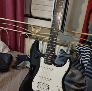 Πωλείτε κιθάρα ηλεκτρική Fender