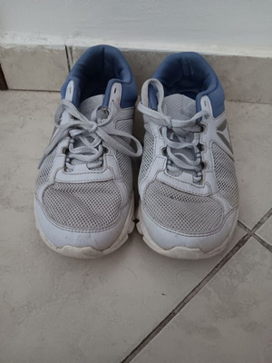 Reebok women's athletic shoes used, size 38, white and blue