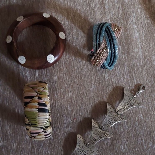 Bracelets like new, pack of 4 in various designs