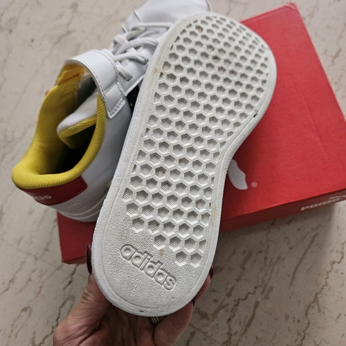Αθλητικά Adidas σαν καινούργιο, άσπρα, με Mickey Mouse, νούμερα 31-32