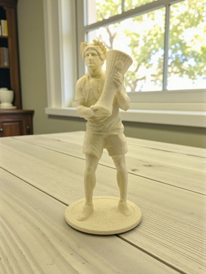 Фигура на Дафностефаноменос с купа Conference League 2024 по поръчка