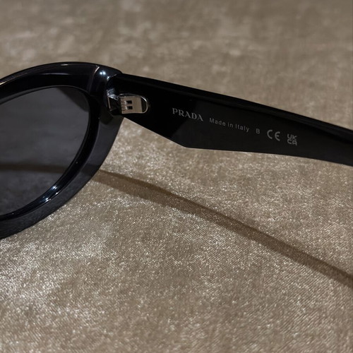 Prada sunglasses like new, black
