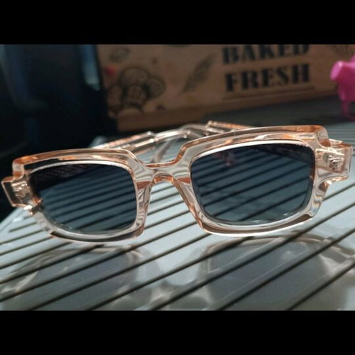 Unisex sunglasses with brown acetate square frame and polarized lens like new