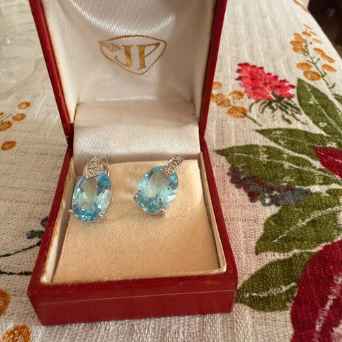 Earrings with K18 white gold and blue diamond new