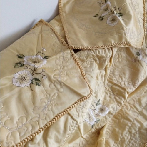Satin quilt set new with pillowcases and baby blanket
