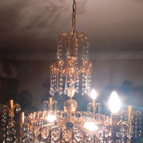 Chandelier vintage with 12 lamps, brass and crystals used