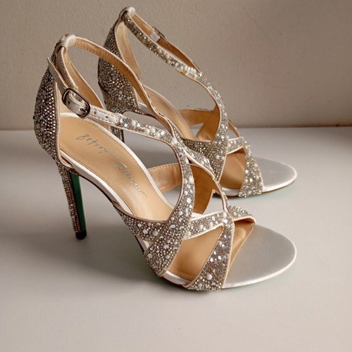 Betsey Johnson sandals new, size 37, white