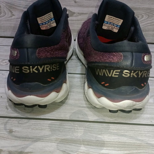 Mizuno Wave Skyrise sports shoes like new, size 39, purple