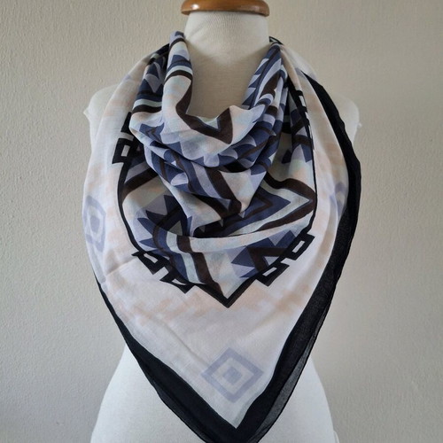 Scarf like new, white and blue