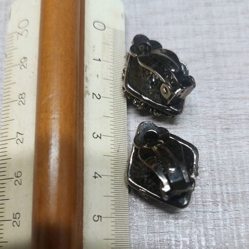 Vintage Faux bijoux clips like new, small silver with rhinestones