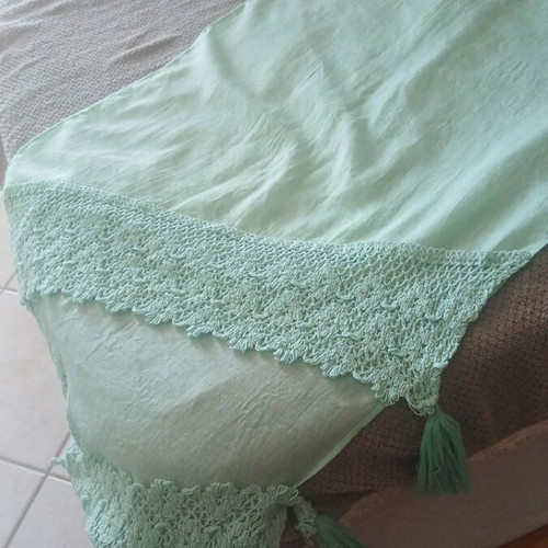 Table runner for large table light green 200x46 cm with knitted edge like new