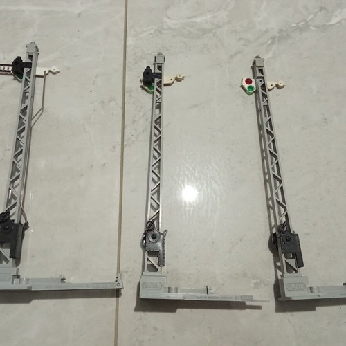 LGB 50300 G Scale Railway Signals, 3 pieces (1 functional + 2 for parts)