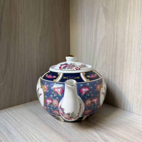 Porcelain teapot with strainer