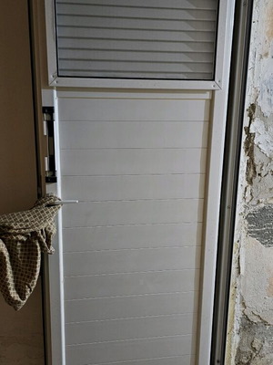 Aluminum door like new with grilles, size 73x1.93 m