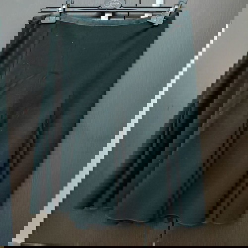 Φούστα μαύρη μέχρι το γόνατο μεταχειρισμένη