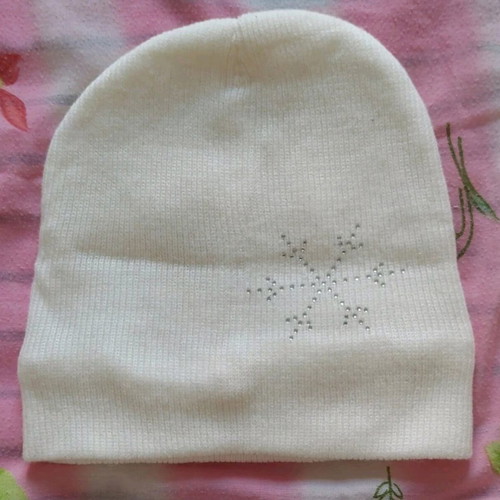 Children's hat like new, white knit with snowflake design