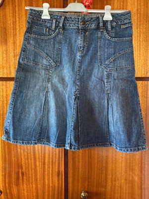 Vintage Y2K Denim Midi Skirt with Pleats and Decorative Stitching like new, blue