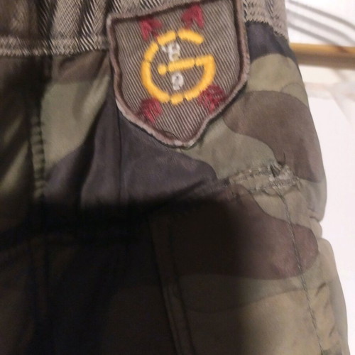 Αμάνικο μπουφάν καμουφλάζ GAP σαν καινούργιο για αγόρια 4-5 ετών