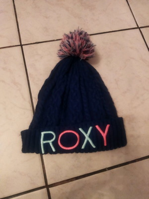 Roxy women's hat like new, blue, one size with pom pom