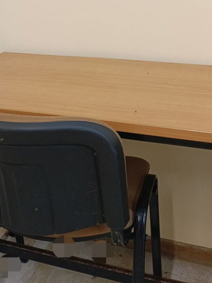 Επιφάνεια εργασίας και καρέκλα μεταλλική σαν καινούργια