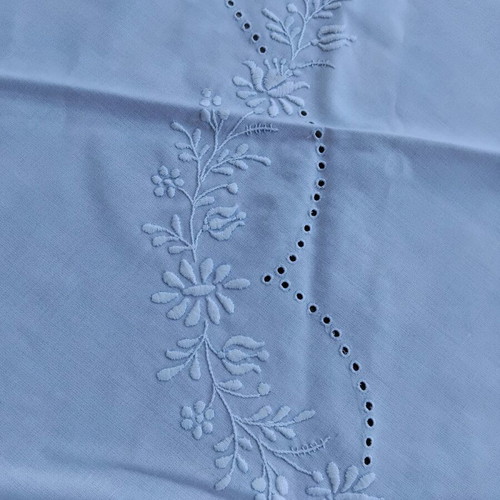 Rotonda set with hand-embroidered napkins like new