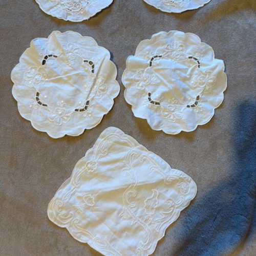 Doilies like new, pack of 5 small