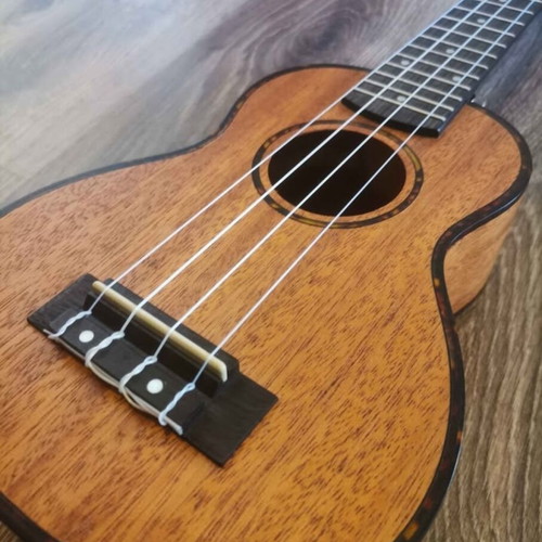 Cascha Premium Mahogany Soprano Ukulele set like new