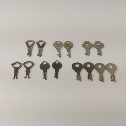Lot of 14 old keys for suitcases and boxes used