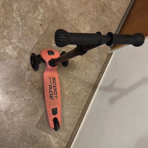 Scoot and Ride Highwaykick 3 LED scooter like new for kids 3+