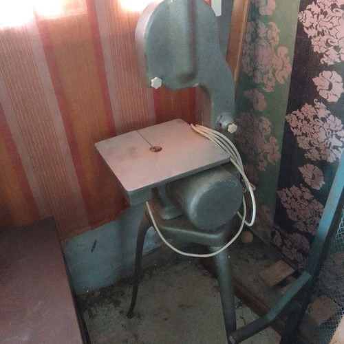 Electric wood cutting bandsaw used